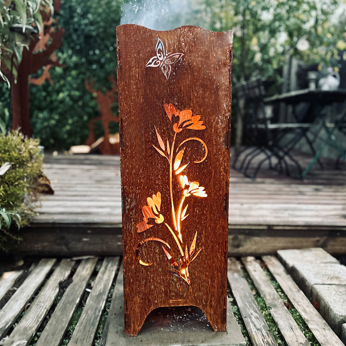 Feuersäule Lilie mit dem Schriftzug Herzlich Willkommen